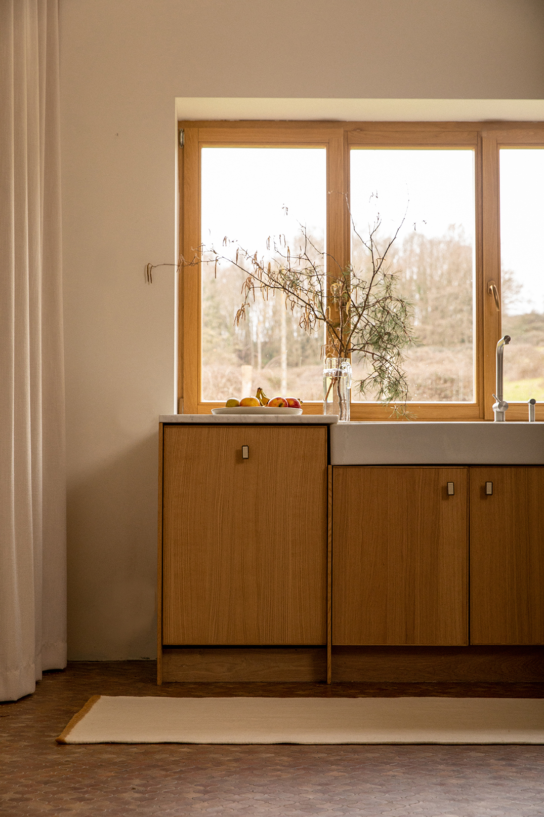 Décoration minimaliste et chaleureuse dans une cuisine en bois.