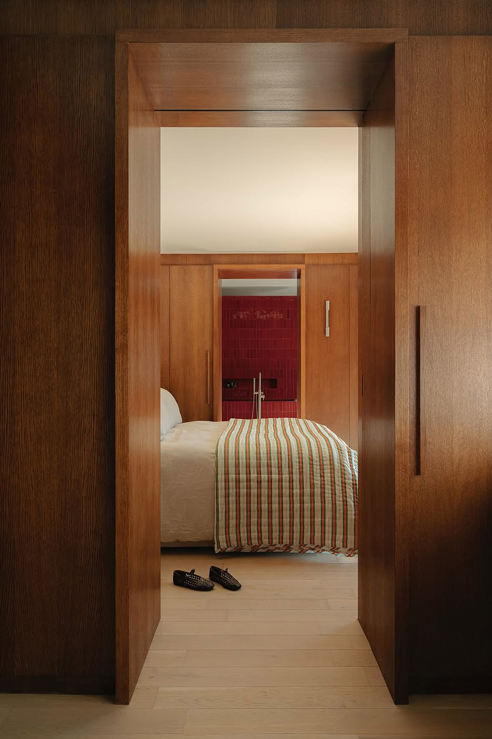 Le bois à l'honneur dans cette chambre au style déco minimaliste et chaleureux