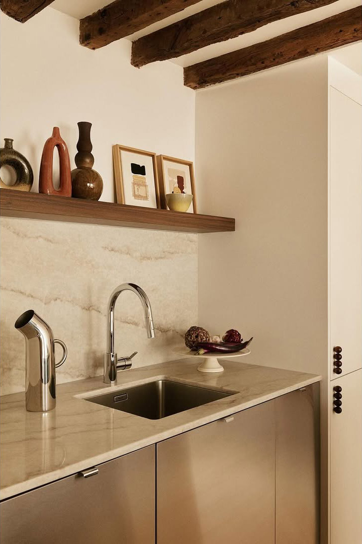 Chrome, marbre et bois pour un mix contrasté de matières