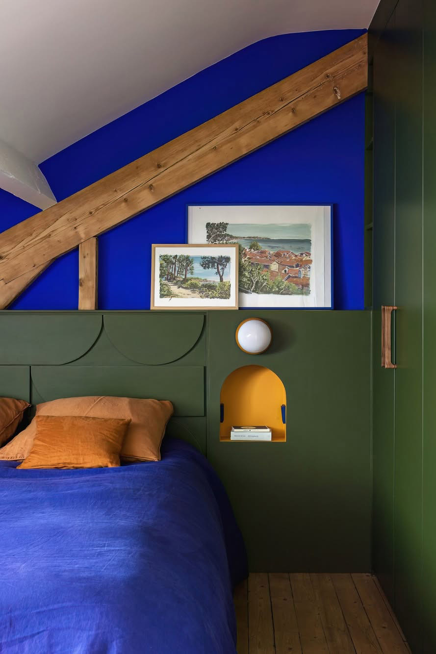 Niche de couleur ocre dans une chambre verte et bleu