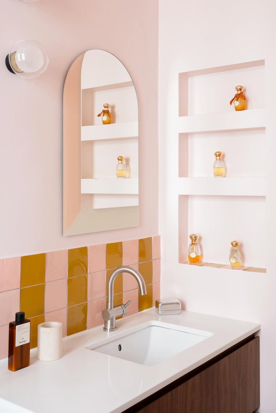 Carrelage mural de salle de bain ocre et rose
