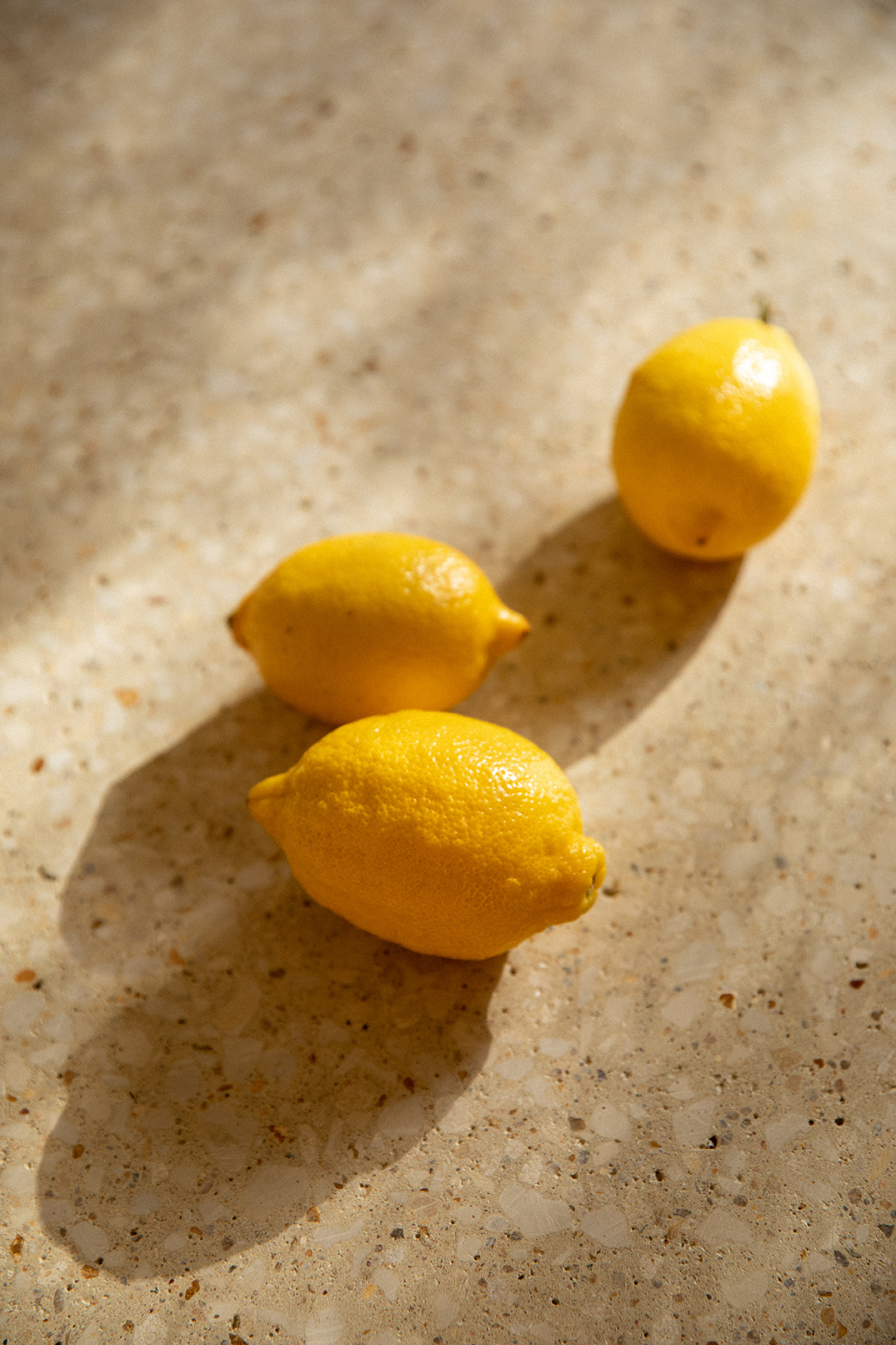 3 citrons posés sur le sol