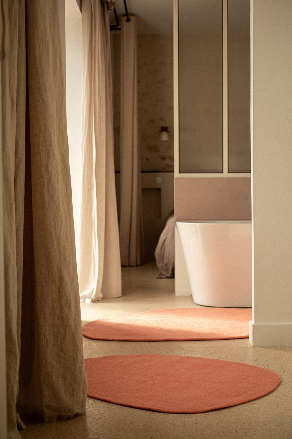 Duo de tapis en feutre rose pour la salle de bain