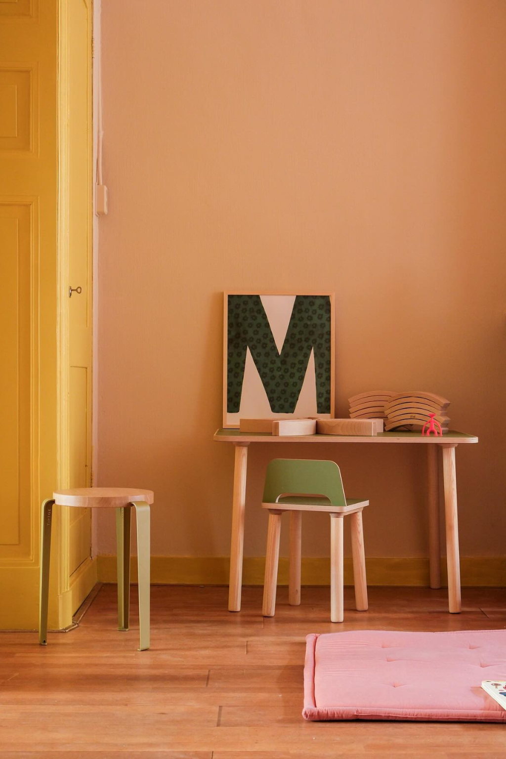 Mix de vert, jaune et rose poudré dans la chambre d'enfant