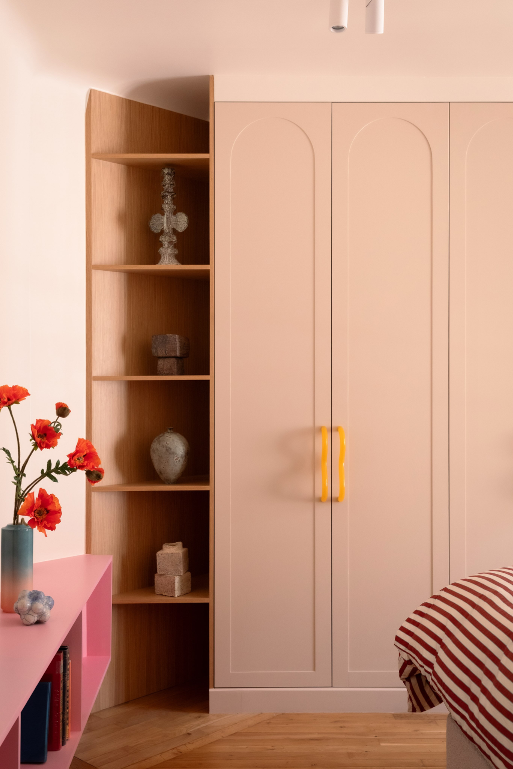Rose poudré, rose vif et bordeaux dans la chambre