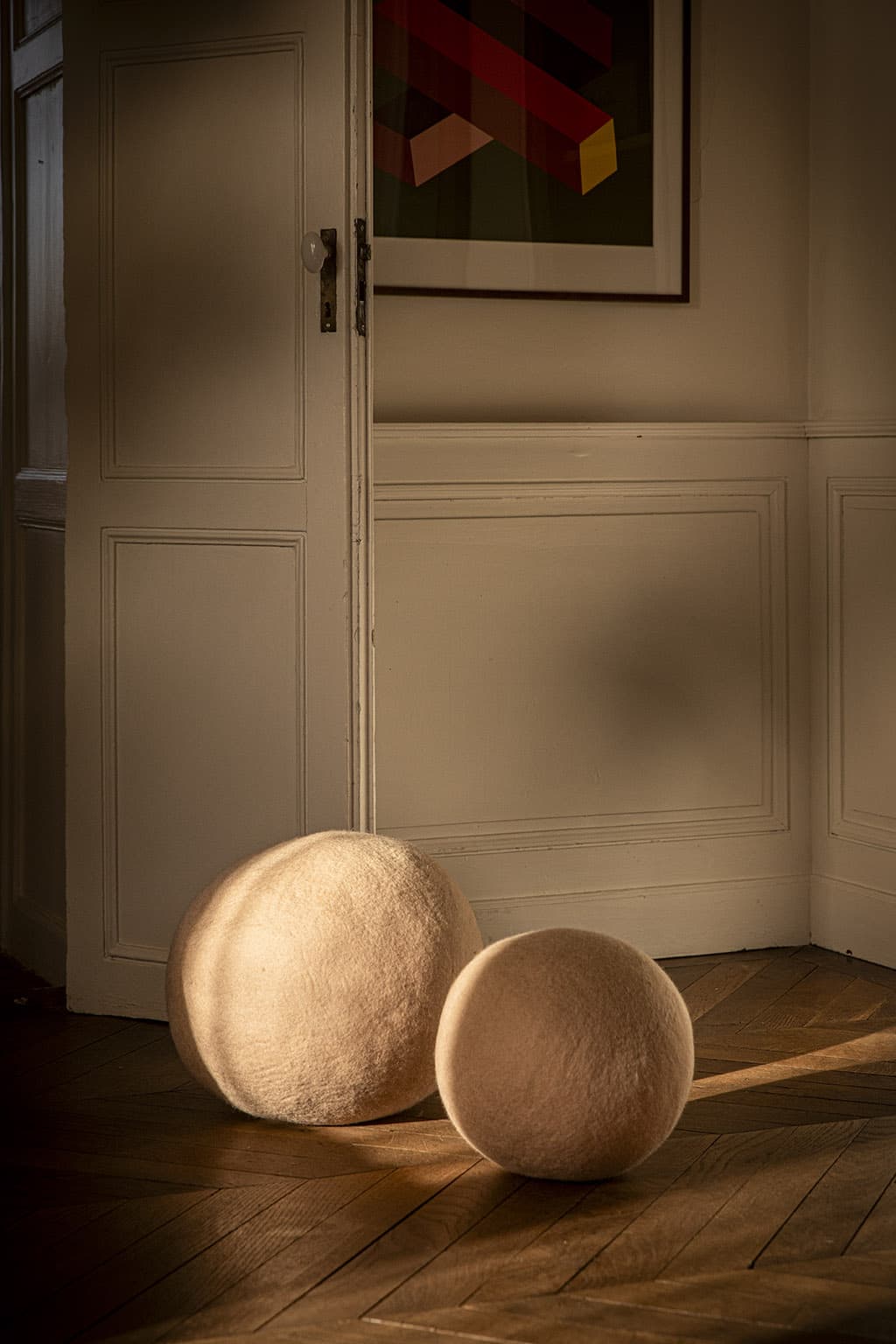 Deux balles pouf rose poudré en laine pour une assise nomade