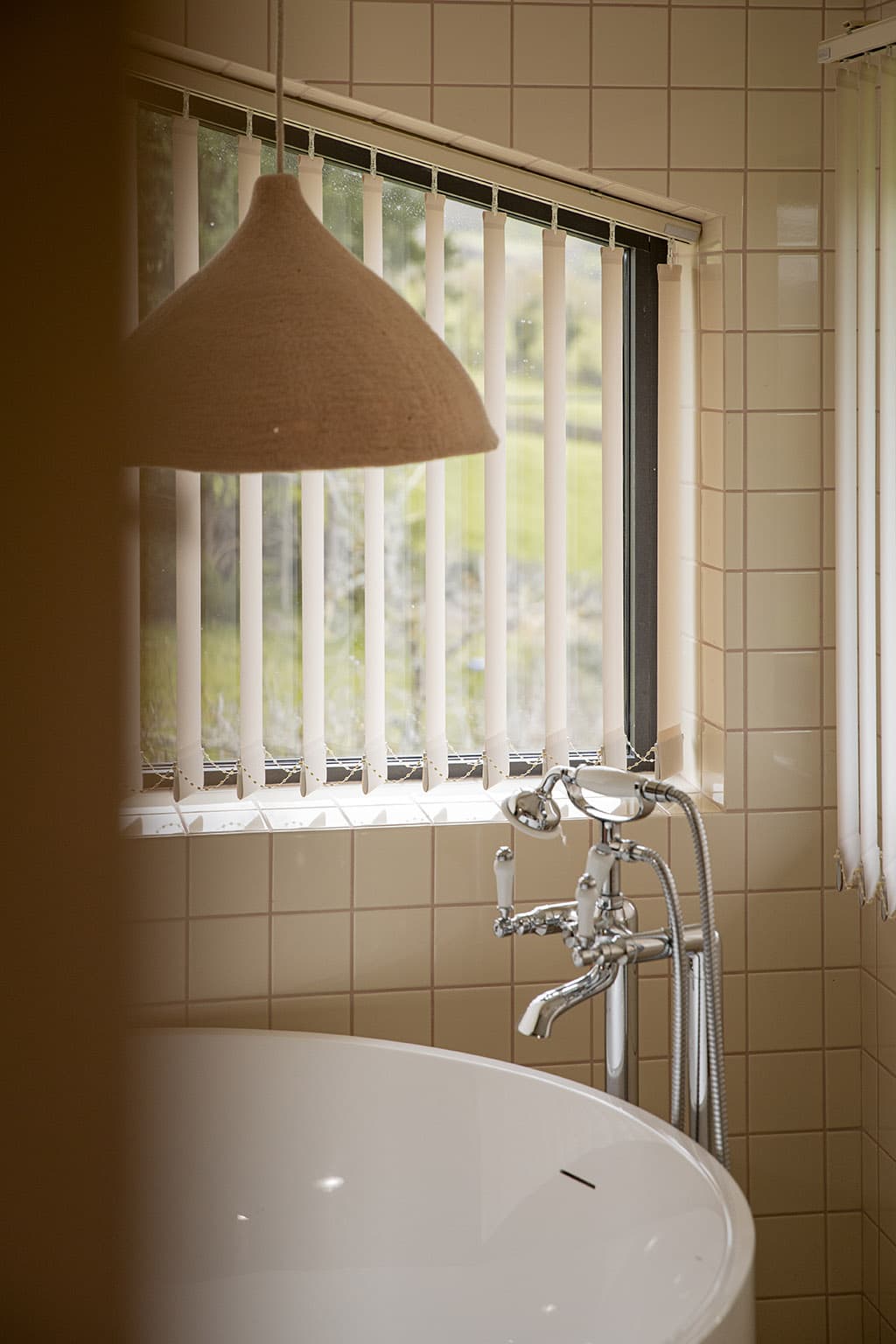 Joints de carrelage et abat-jour en laine rose poudré dans la salle de bain