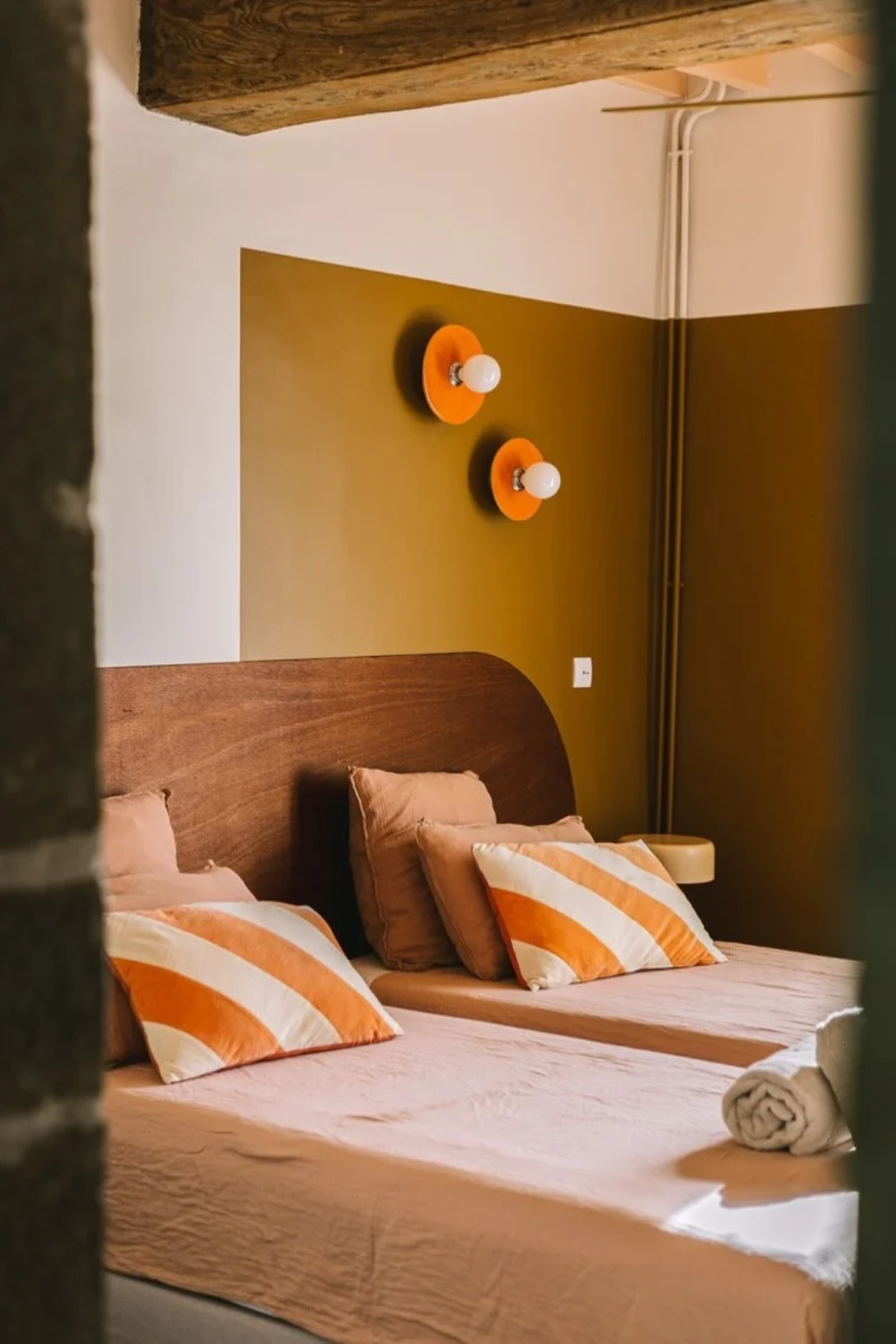 Mix de orange, de rose poudré et de vert kaki en déco dans la chambre
