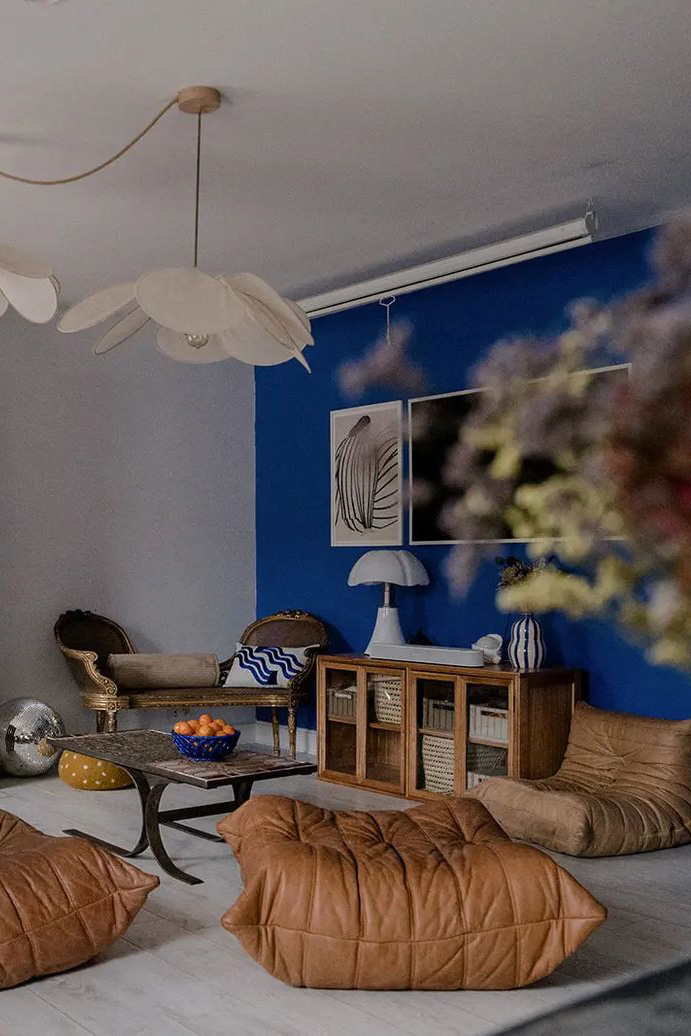 Peindre un mur du salon en bleu pour réveiller la décoration