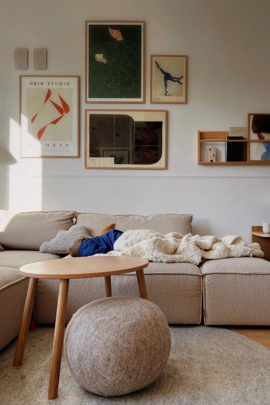 Pouf en laine feutrée gris dans un salon