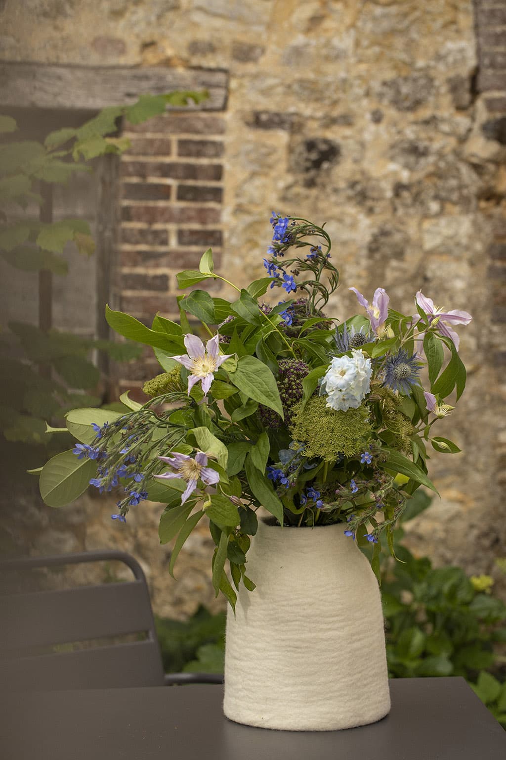 Grand vase en laine feutrée blanc pour une décoration de table bohème