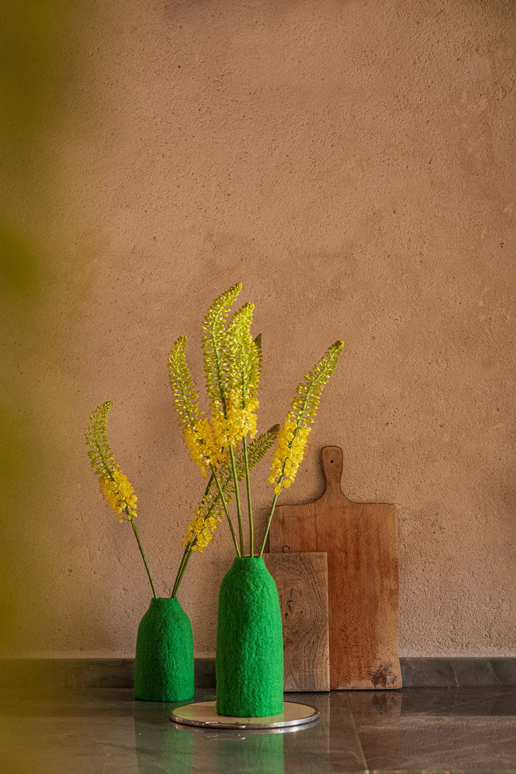 Duo de cache-vases verts en feutre de laine pour décorer la table d'été