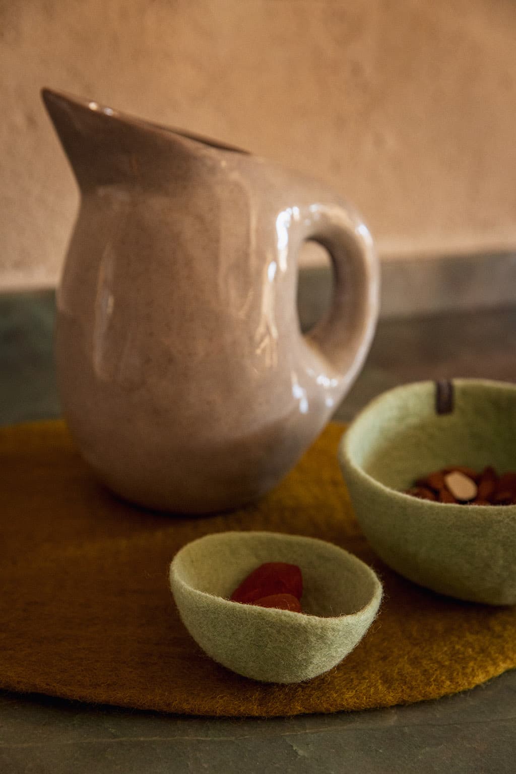 Set de table et petits bols en feutre pour décorer la table