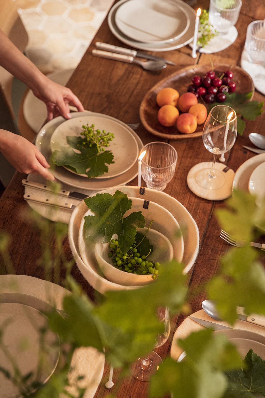 Sets de table, corbeille à fruit et à pain blanc en feutre pour une table d'été sobre et minimaliste