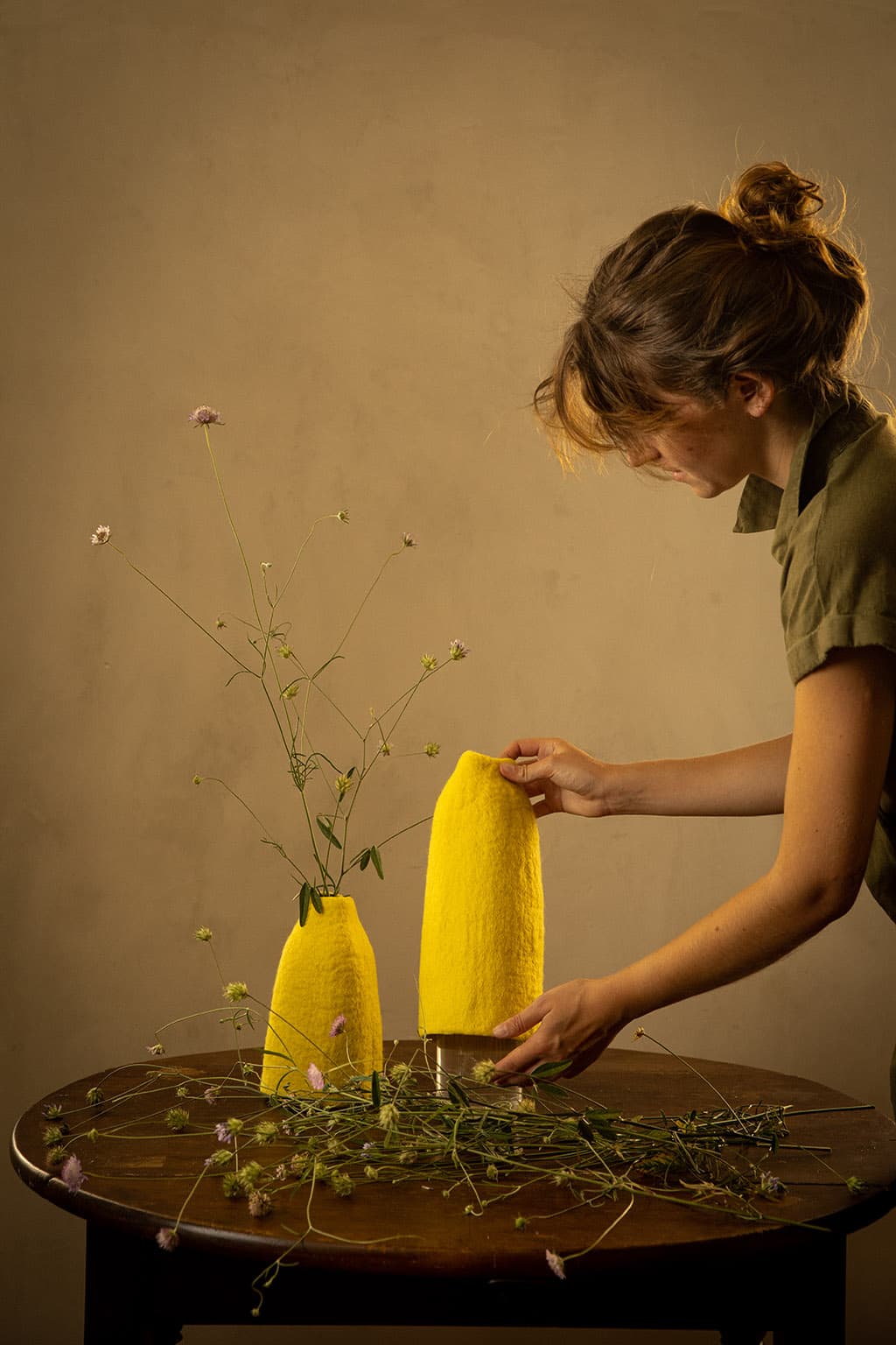 Duo de cache-vases jaune citron en feutre de laine pour décorer la table à manger