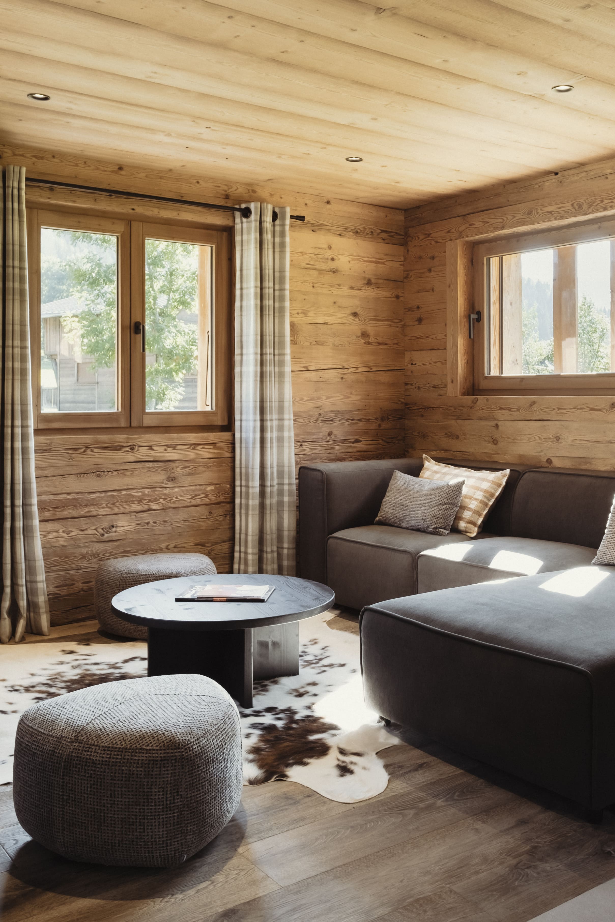 Canapé gris dans un chalet pour une décoration sobre et élégante