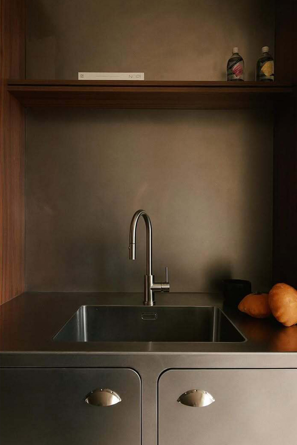 Cuisine grise en métal pour un intérieur tendance