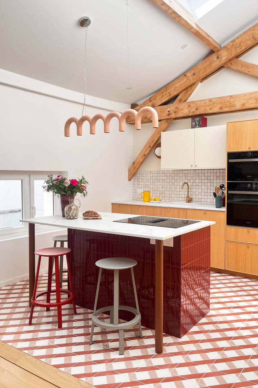 Cuisine moderne décorée dans les tons gris et terracotta
