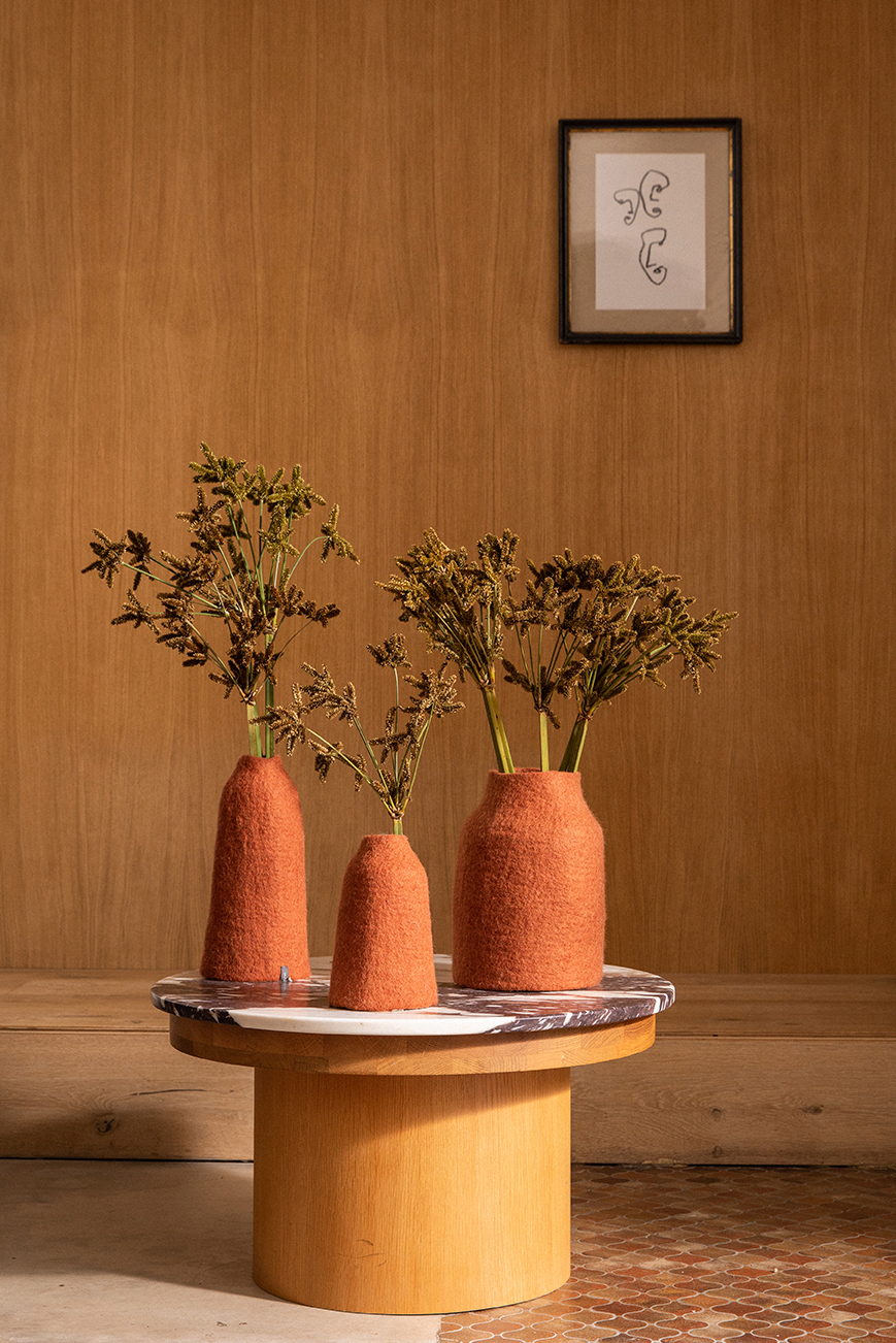 Trio de vases terracotta sur une table basse