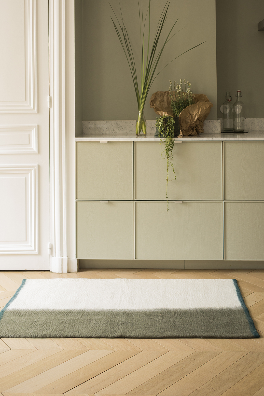Cuisine mat vert sauge et tapis en laine kaki et bleu pétrole