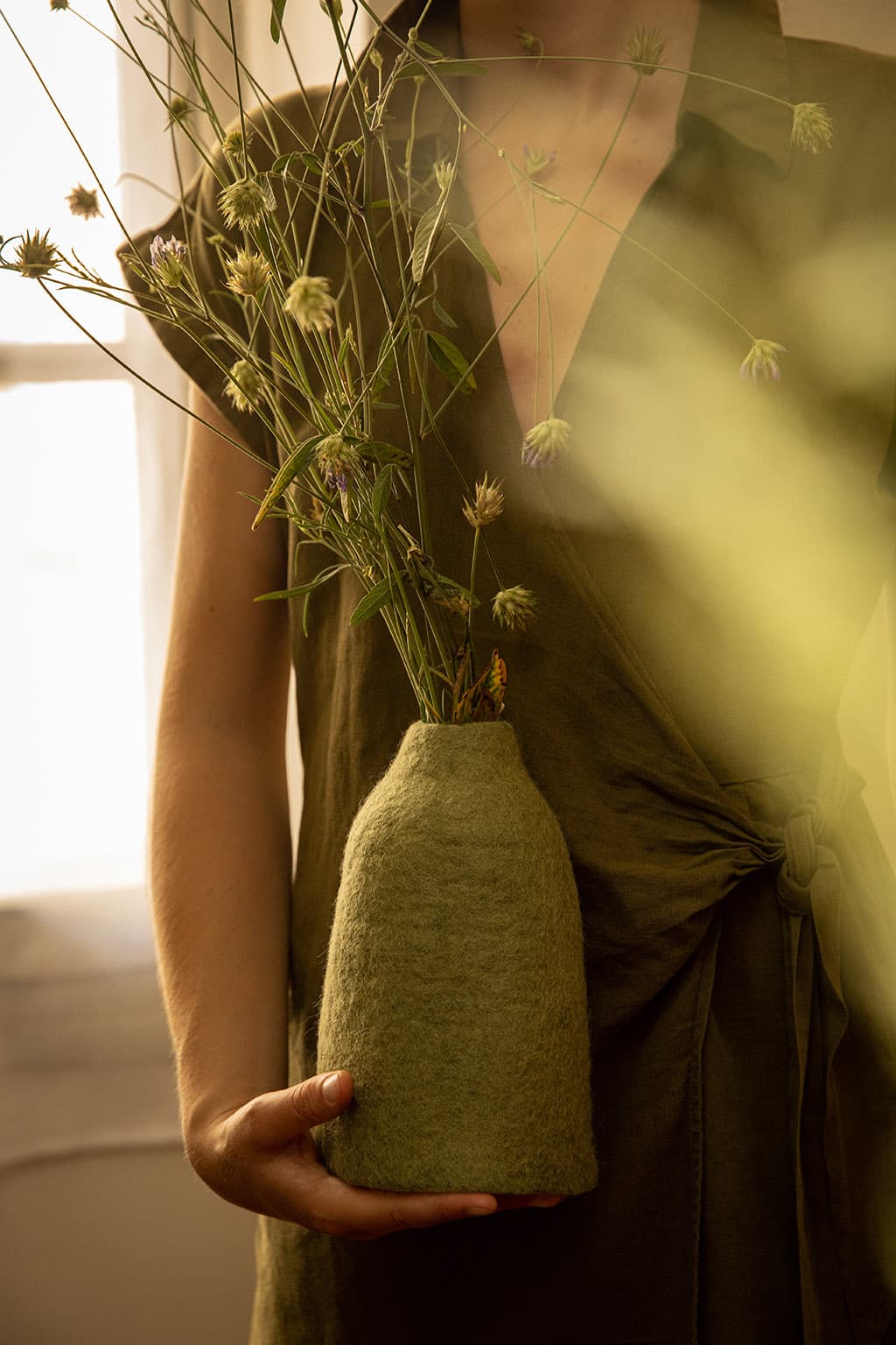 Vase vert sauge MUSKHANE pour les fleurs