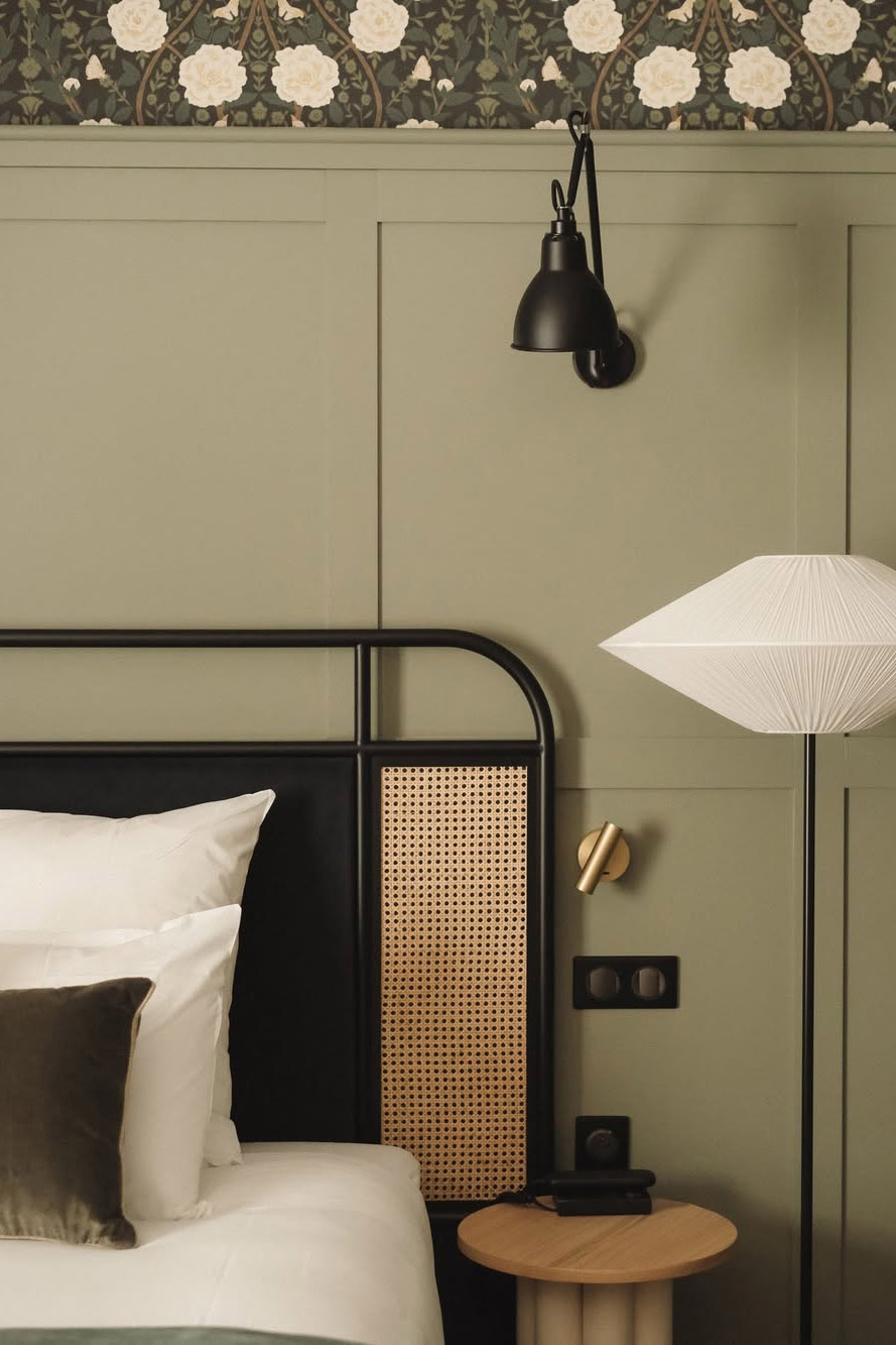 Vert sauge et doré pour une chambre élégante