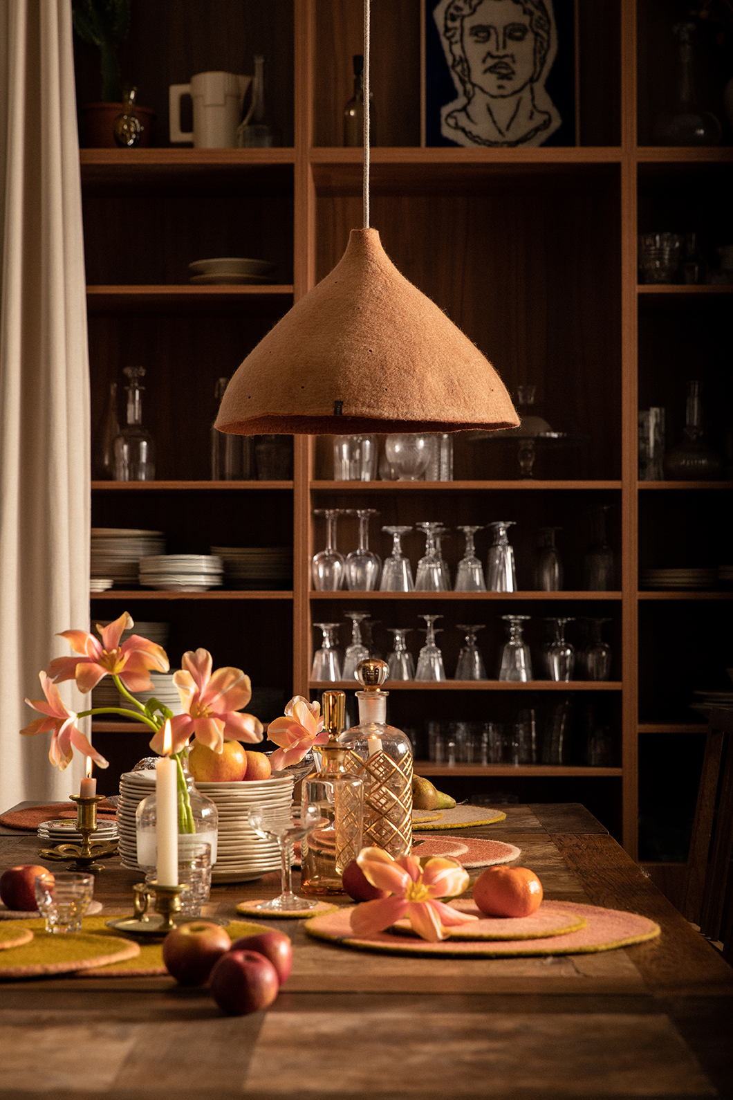 Luminaire en feutre de laine bicolore au-dessus d'une table à manger pour une décoration chaleureuse