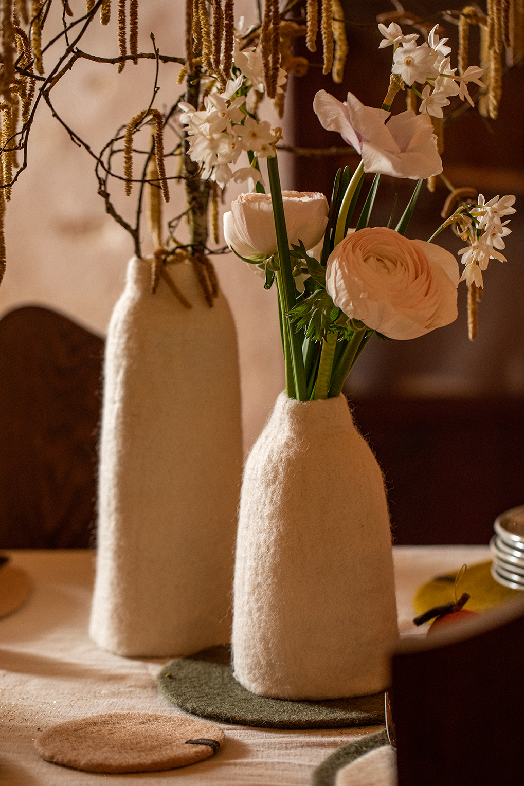 Duo de vases blancs en laine bouillie pour la table de Noël