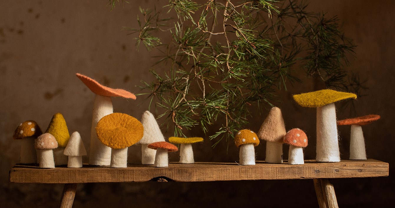 Assortiment de champignons décoratifs en laine feutrée pour une décoration champêtre