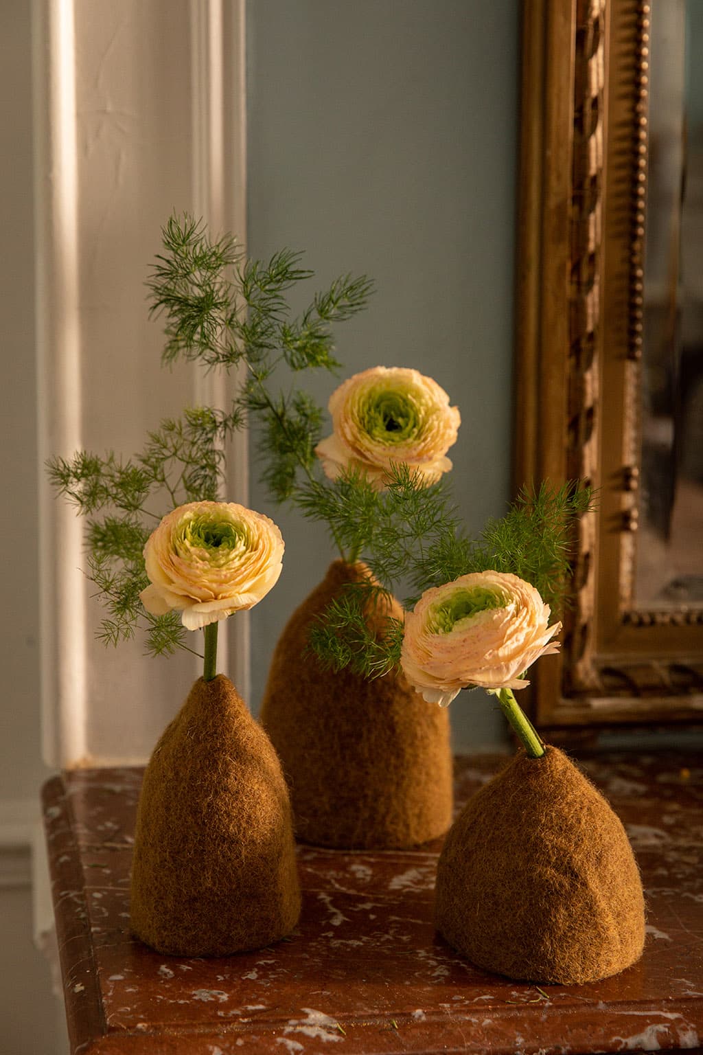 Trio de petits cache-vases en feutre marron pour une décoration bohème