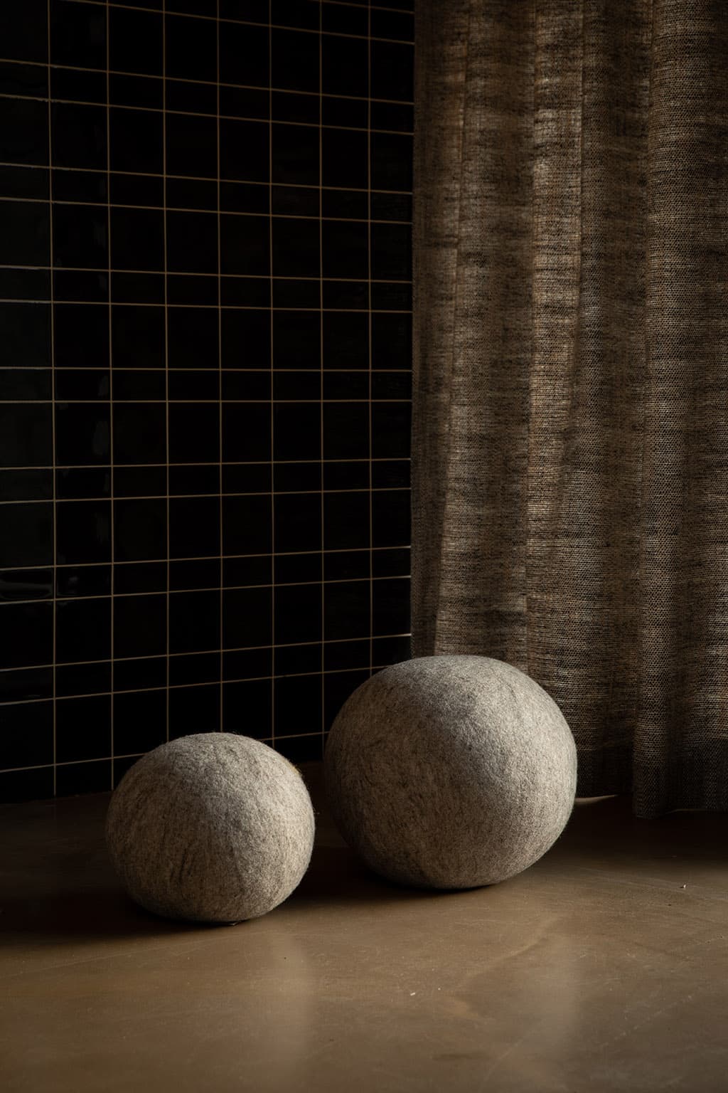 Duo de poufs ronds gris en feutre de laine pour le salon