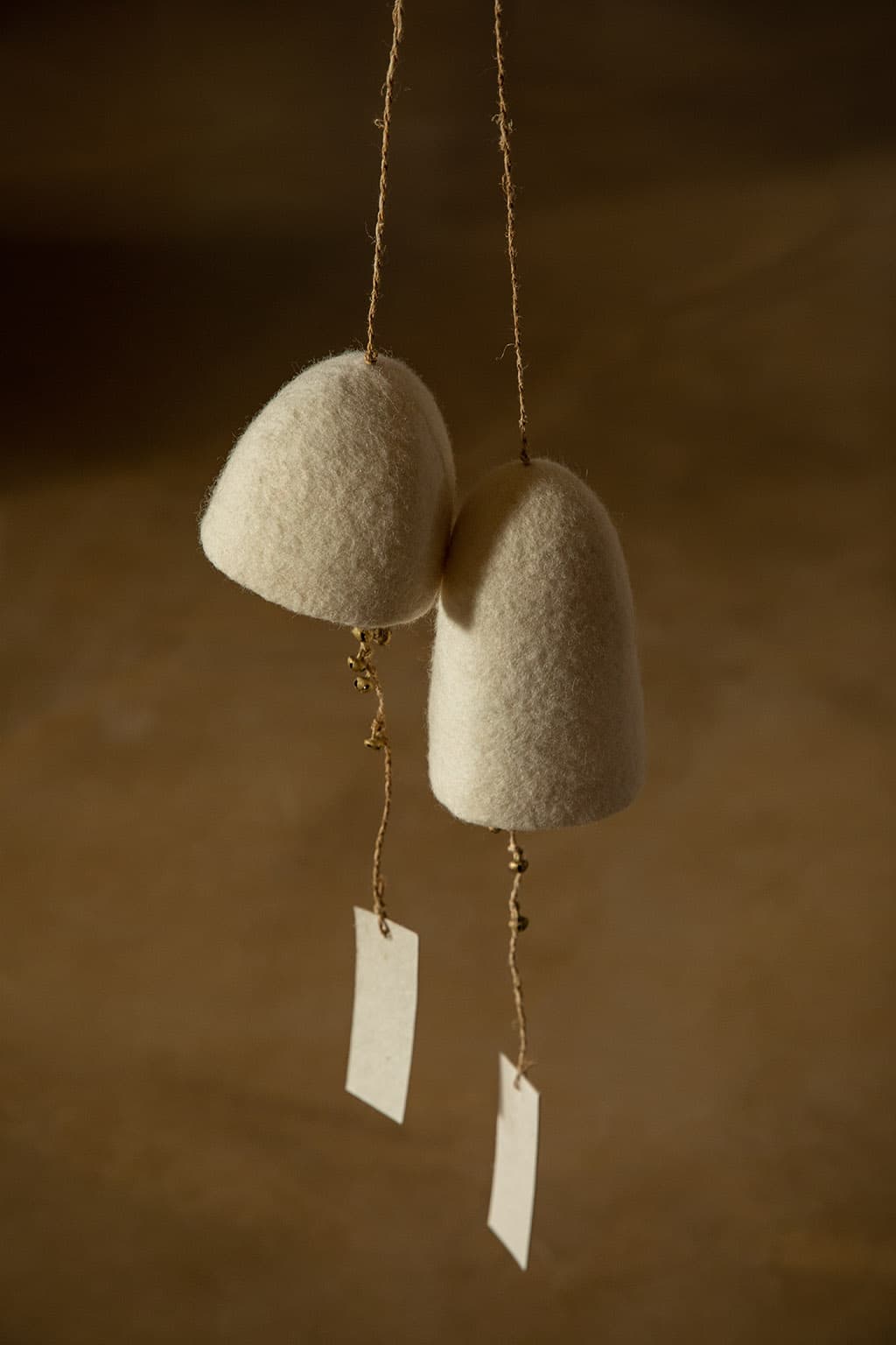 Duo de cloches décoratives minimalistes en feutre de laine