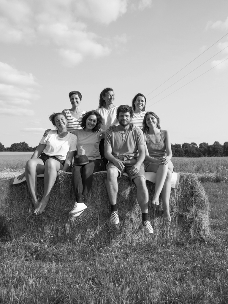 Portrait des 7 membres de l'équipe MUSKHANE assis sur une botte de foin