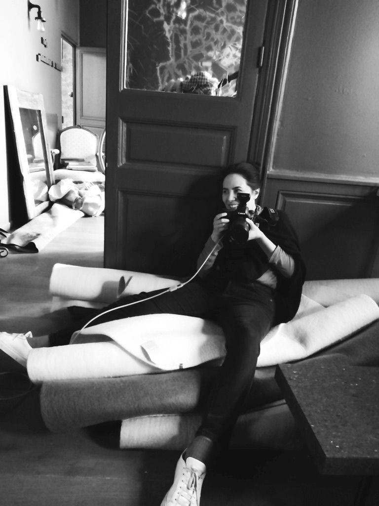 La photographe Maeva Delacroix assise dans des tapis de feutre