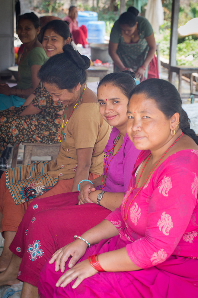 Artisanes népalaises en train de travailler dans un atelier de production d'objets en feutre