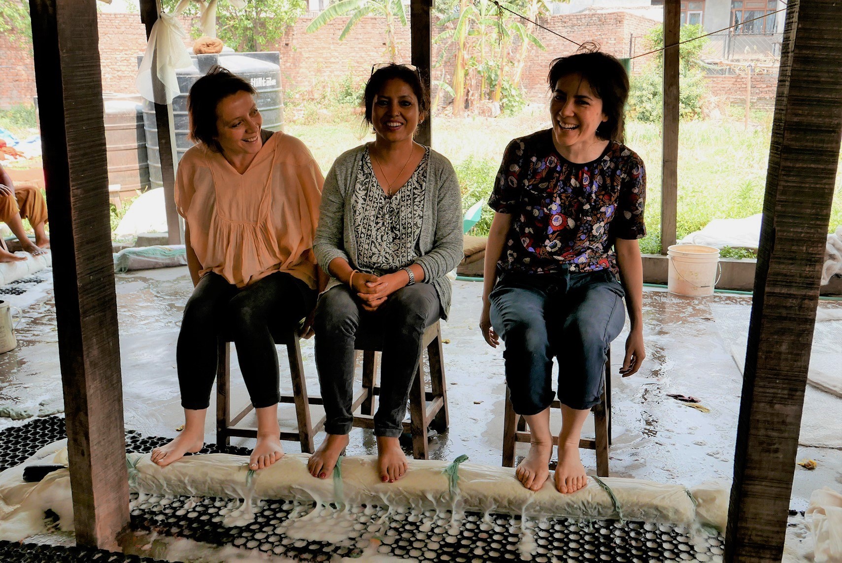 3 femmes en train de fabriquer un tapis en feutre