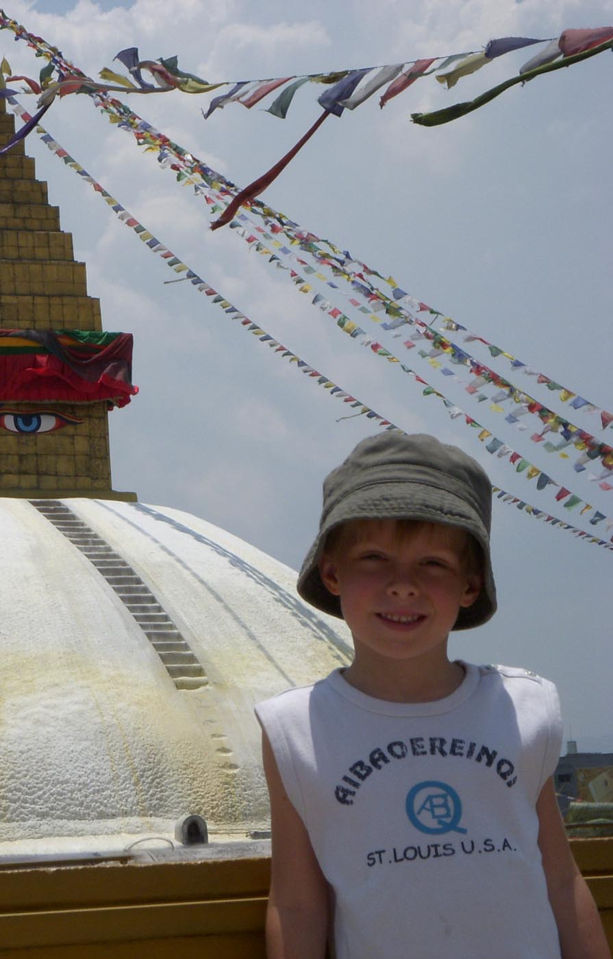 Un petit garçon devant la stupa de Bodnath au Népal