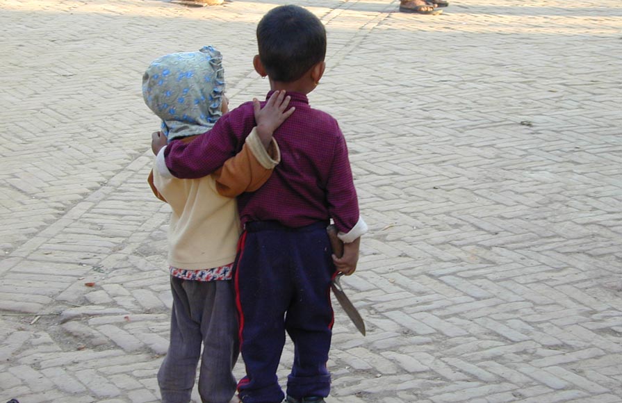 Petits garçons népalais se tenant par le dos
