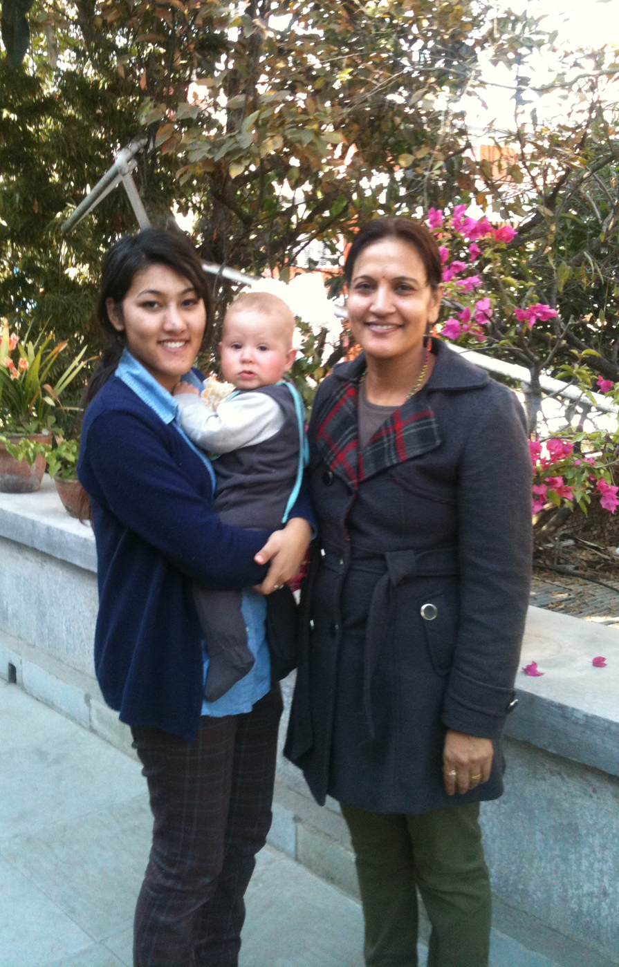 2 femmes népalaises débout dont une portant un bébé