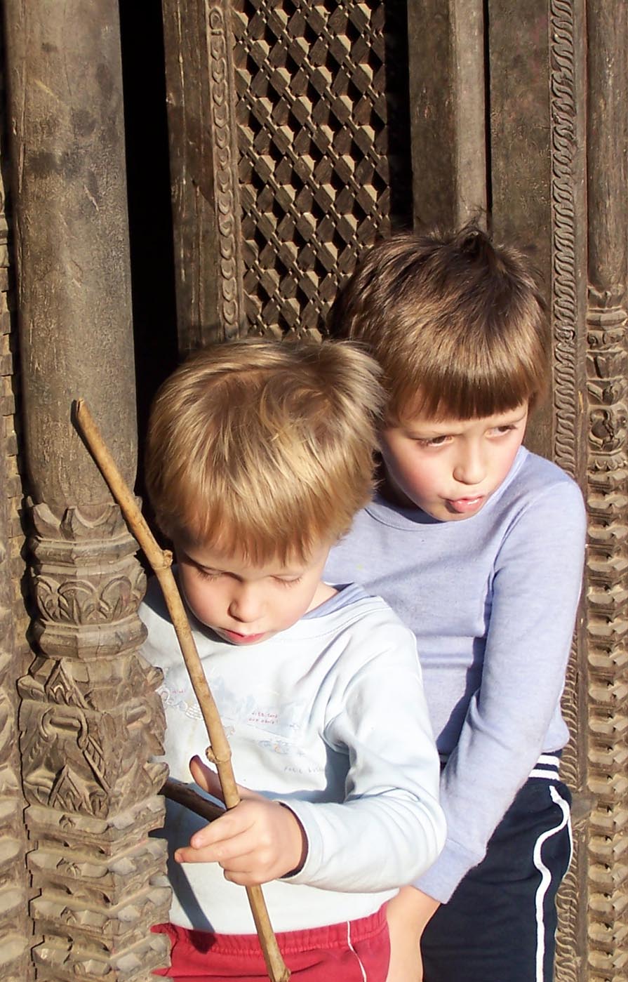 2 petits garçons dans l'entrebâillement d'une porte