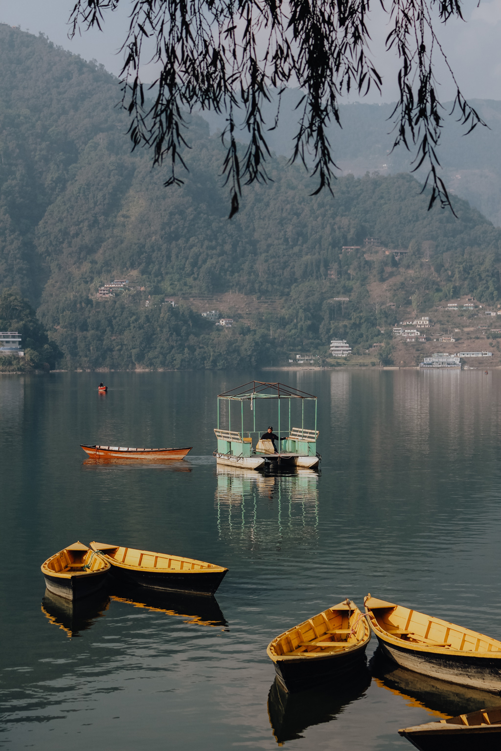 Bateau et barques naviguant sur le lac Phewa à Pokhara au Népal