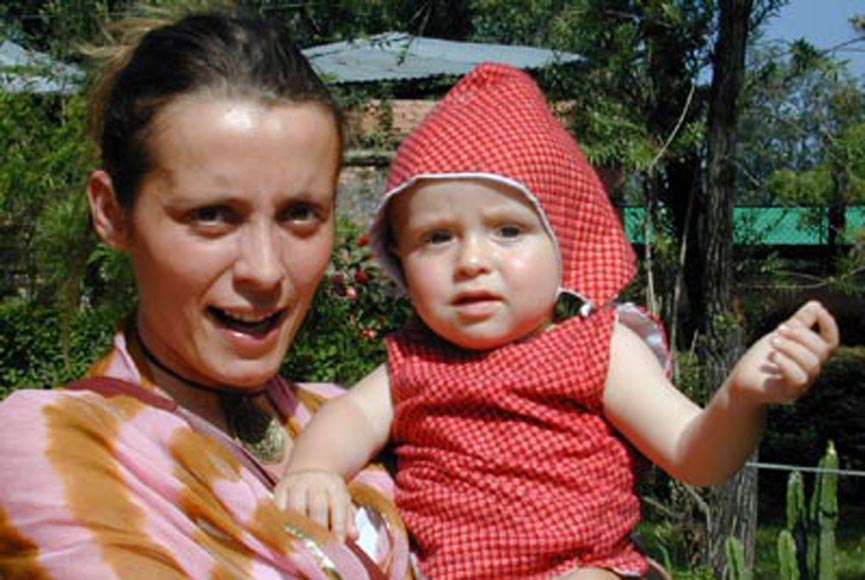 Valérie Billot portant son enfant