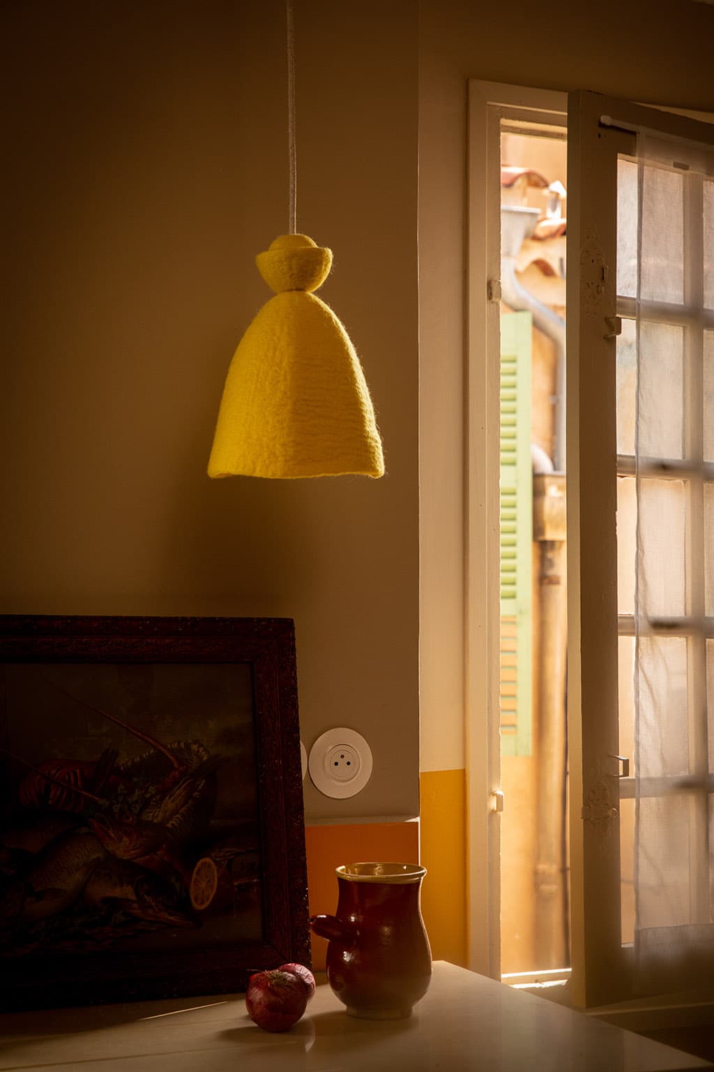 Suspension lumineuse graphique jaune en laine pour éclairer le plan de travail dans la cuisine