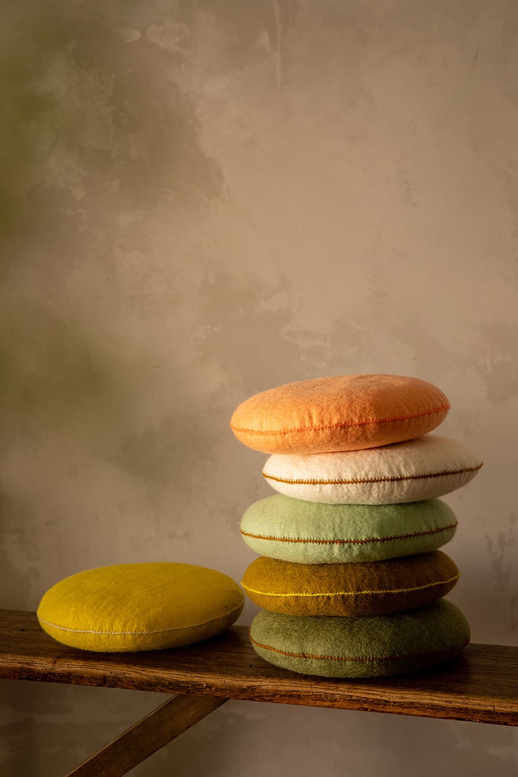 Pile de petits coussins ronds colorés en laine