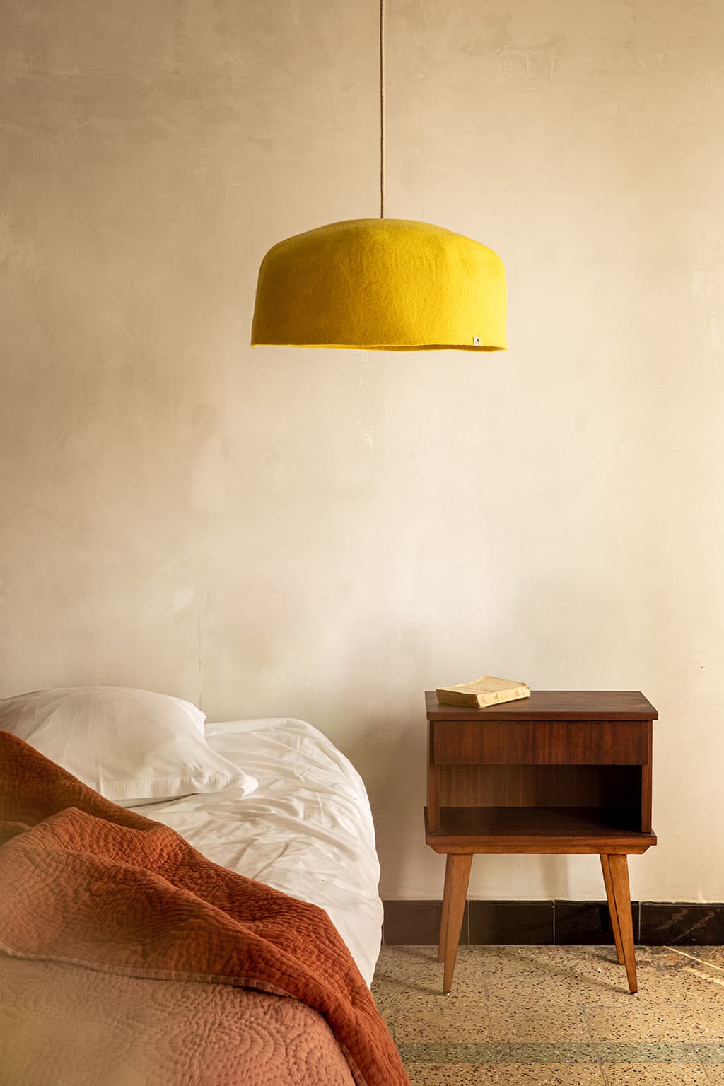 Grand abat-jour organique jaune en laine pour l’éclairage de la chambre