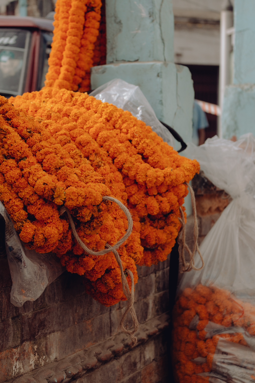 Les colliers népalais de fleurs oranges