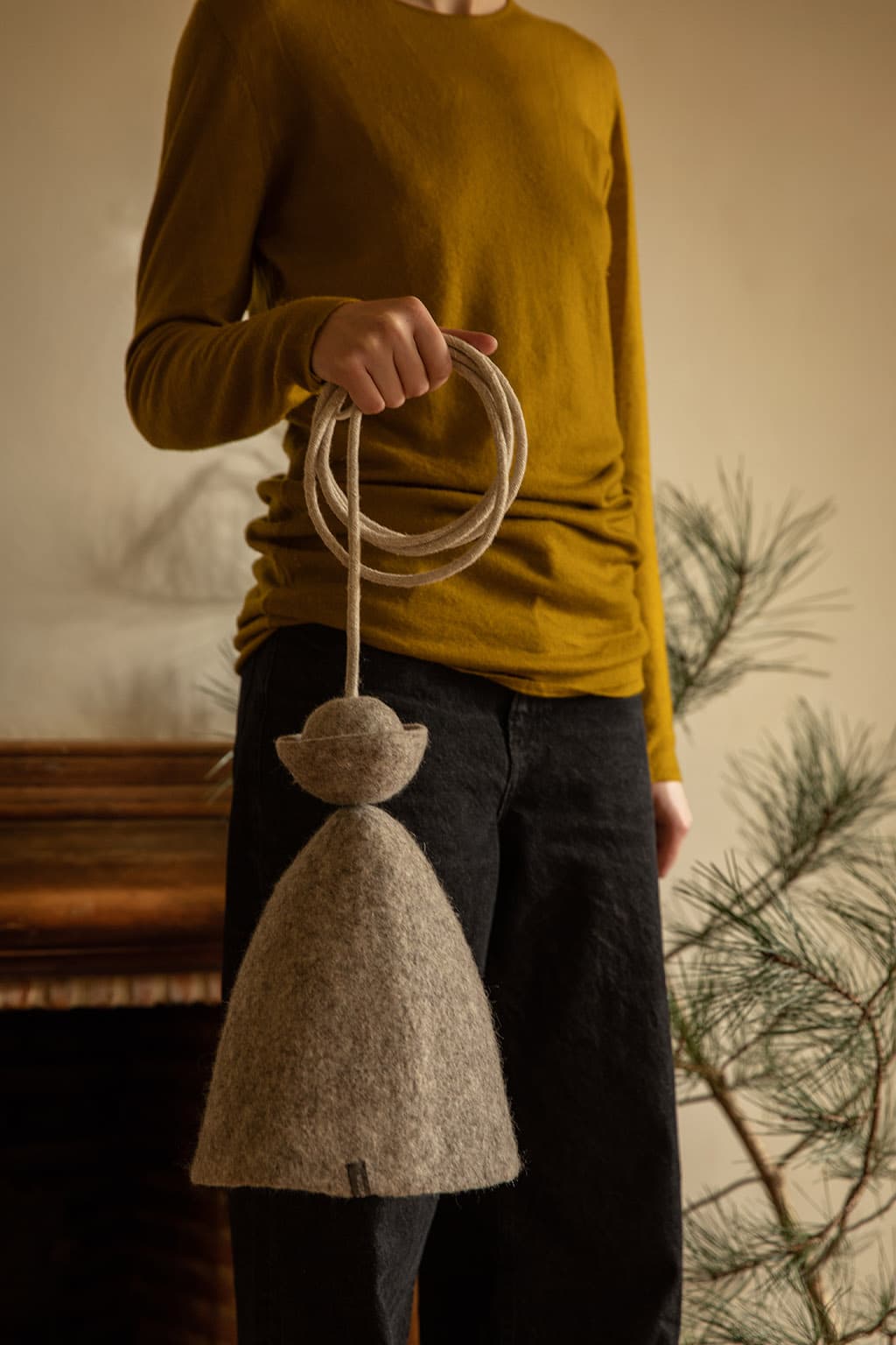 Suspension lumineuse design grise en feutre de laine