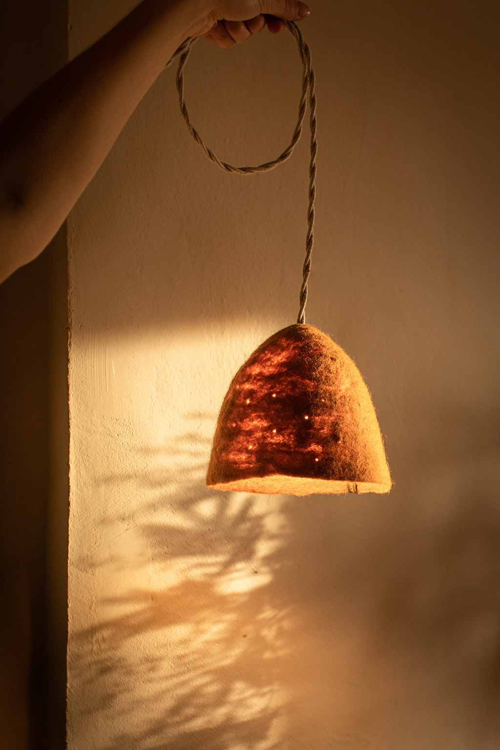 Petit abat-jour orange en feutre de laine pour un éclairage doux et intimiste