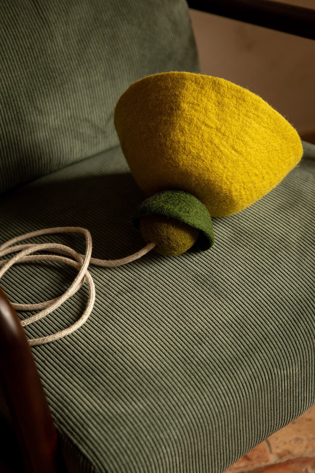 Suspension lumineuse en laine feutrée pour un intérieur design et chaleureux