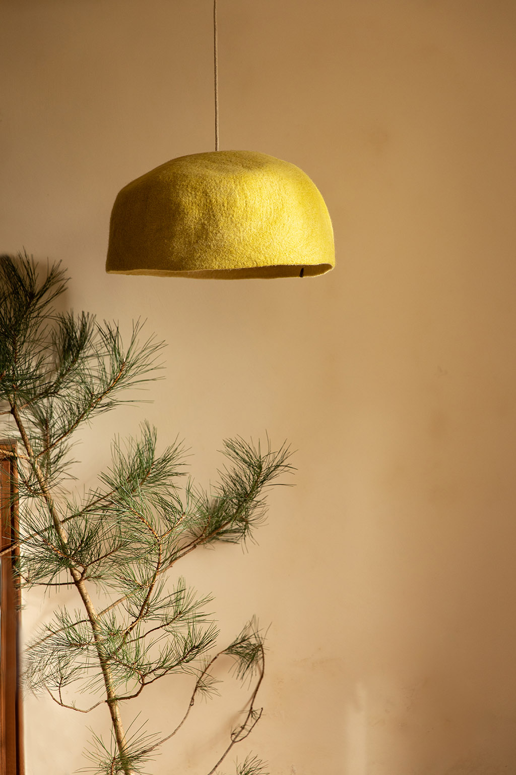 Grand abat-jour organique vert en laine feutrée